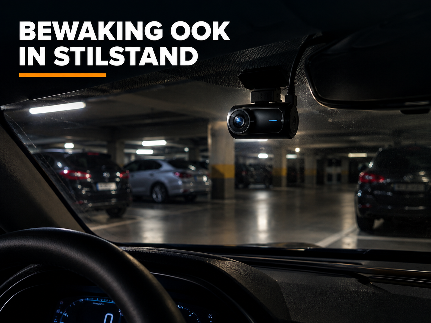 Dashcam gemonteerd achter de voorruit in een donkere parkeergarage bij nacht