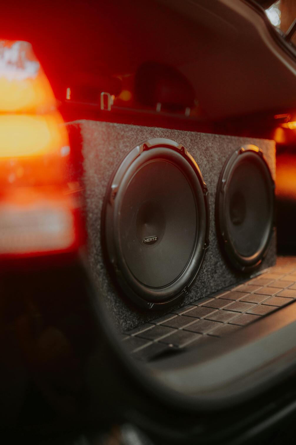 Hoe installeer ik een subwoofer en versterker in mijn auto