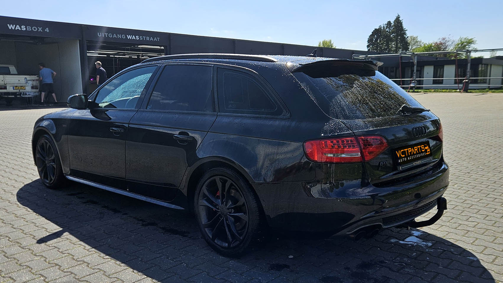 Dechrome je Auto: Geef je Voertuig een Sportieve en Moderne Look met Zwarte Wrap Tape - VCTparts.nl