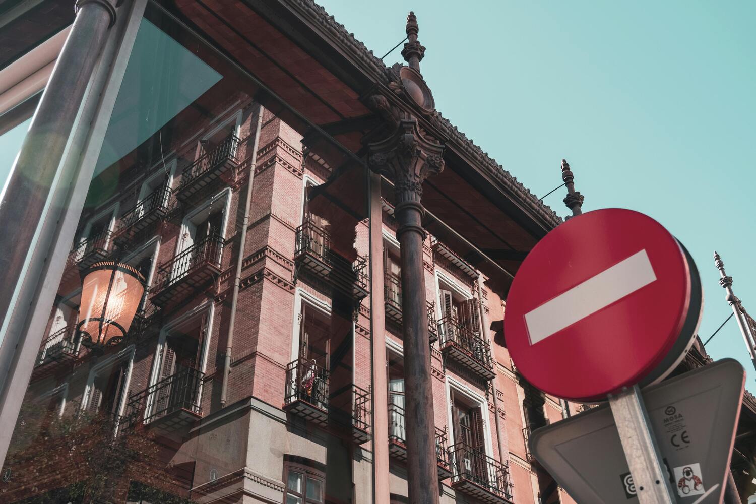 Mag ik zomaar een parkeerverbod bord plaatsen? - VCTparts.nl