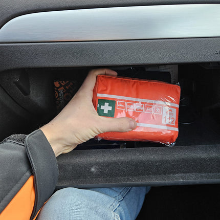 AMiO EHBO-Doos Mini B - Compacte Veiligheidsset voor Auto/Motor met Handige Bevestiging Rood - VCTparts.nl