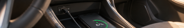 USB Laadkabels banner - telefoon die oplaadt via een USB-C kabel in de middenconsole | VCTparts