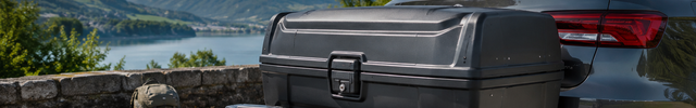 Bagageboxen banner - bagagebox gemonteerd op de trekhaak achter een auto | VCTparts