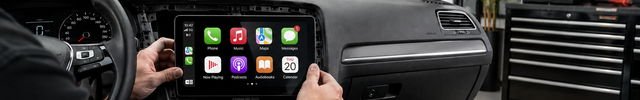 Carplay & Android Auto Inbouwservice banner - technicus installeert een touchscreen in een dashboard | VCTparts