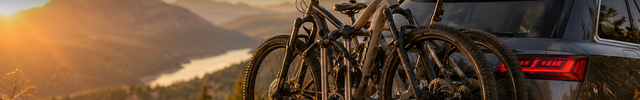 Fietsendragers banner - twee fietsen bevestigd op een trekhaak-fietsendrager | VCTparts