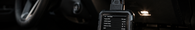 Software & Programmeren banner - OBD2 diagnoseapparaat aangesloten op de poort onder het dashboard | VCTparts