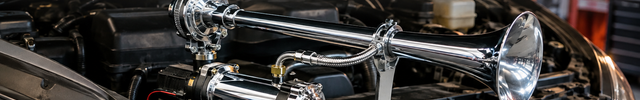 Toeters & Hoorns banner - chromen luchthoorn met compressor onder een open motorkap | VCTparts