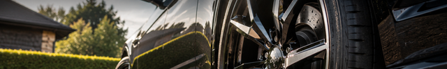 Velgen banner - glanzende lichtmetalen velgen op een geparkeerde auto | VCTparts