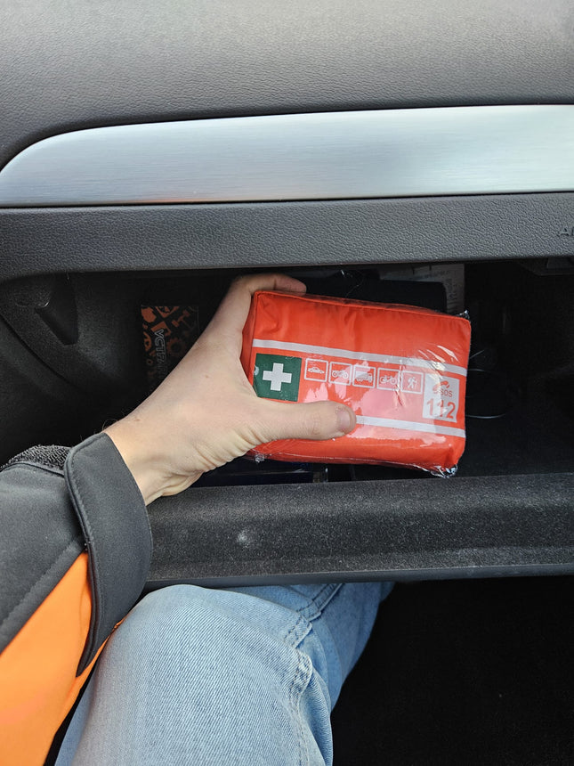 AMiO EHBO - Doos Mini B - Compacte Veiligheidsset voor Auto/Motor met Handige Bevestiging Rood - VCTparts.nl