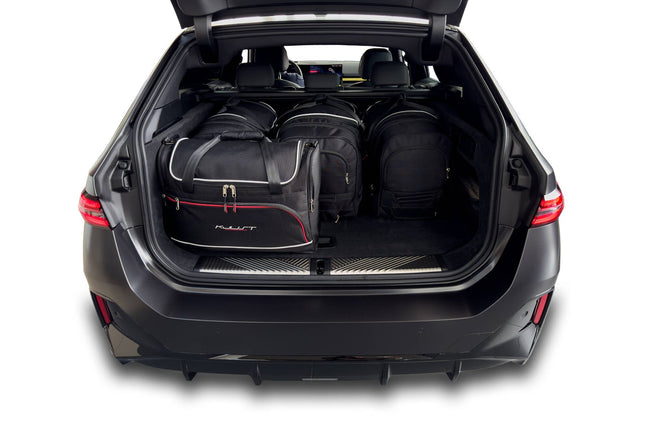 Kjust Kjust Reistassenset voor BMW i5 Touring vanaf 2023 - Set van 5 Tassen met 3 Roltassen en 2 Vliegtuigtassen Harvest Automotive 2