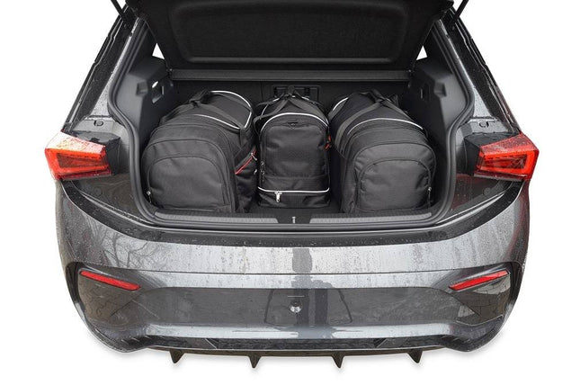 Kjust Kjust Reistassenset voor Cupra Born vanaf 2022 - Set van 4 Tassen met 2 Roltassen 1 Sporttas en 1 Vliegtuigtas Harvest Automotive 2