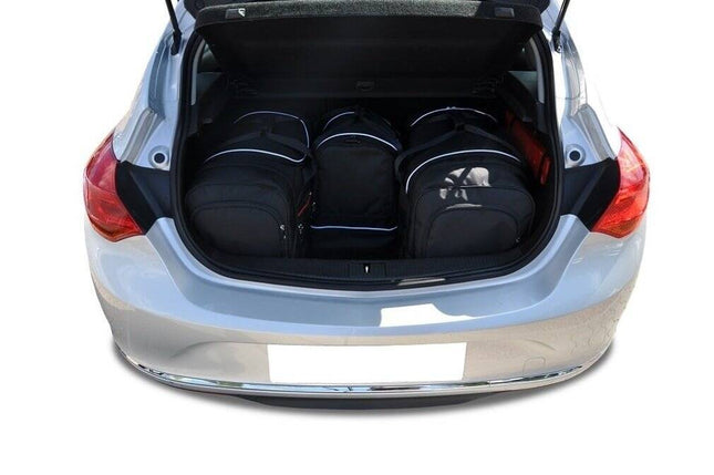 Kjust Reistassenset voor Opel Astra 5-deurs 2009-2015 - Set van 4 Tassen met 2 Roltassen 1 Sporttas en 1 Vliegtuigtas